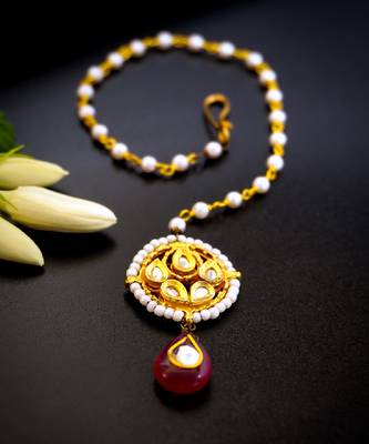 Classic kundan pearl maang tikka with maroon drop charm 2