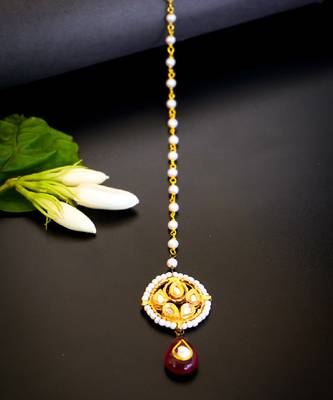 Classic kundan pearl maang tikka with maroon drop charm 3