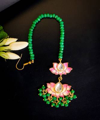 Pink lotus kundan maang tikka with green bead detailing 3