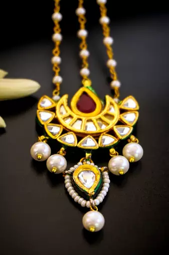   crescent pearl drop maang tikka with kundan detailing