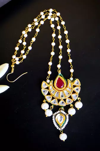   crescent pearl drop maang tikka with kundan detailing