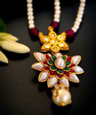 Traditional kundan pearl maang tikka 2