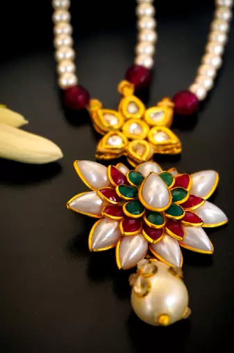 Traditional kundan pearl maang tikka