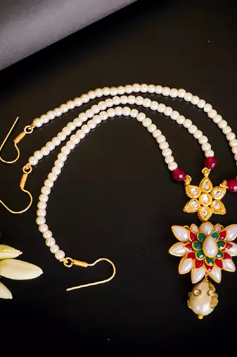 Traditional kundan pearl maang tikka