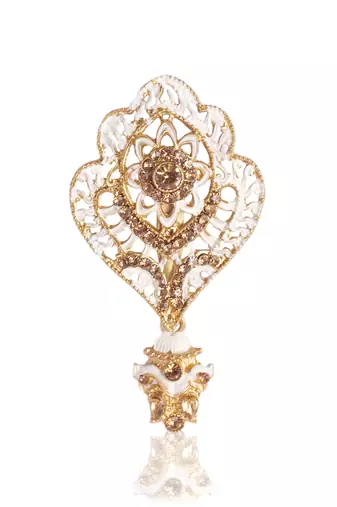 Single-line dulha mala with gold plated brooch