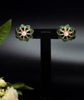 Radiant petal stud earrings 4