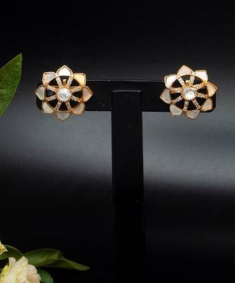 Radiant petal stud earrings 3