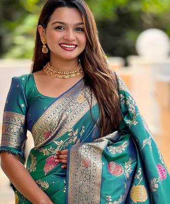 Emerald Green Banarasi Floral silk blend Saree 2