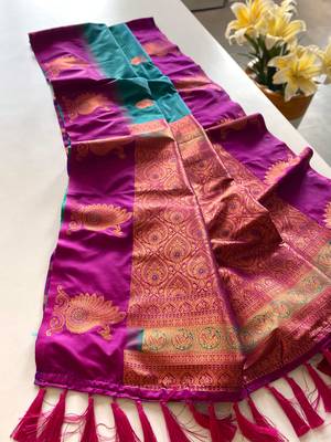 Sea green dual tone silk sarees with zari weaves contrast pallu & designer border 5
