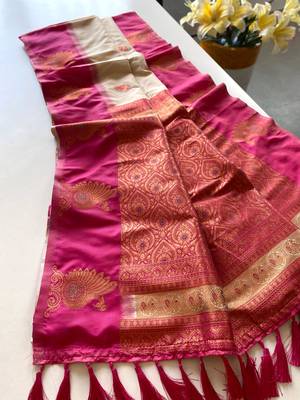 Off white dual tone silk sarees with zari weaves contrast pallu & designer border 5