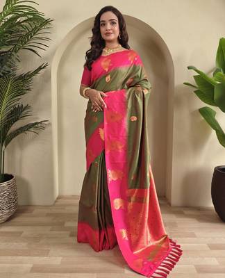 Green dual tone silk sarees with zari weaves contrast pallu & designer border 4