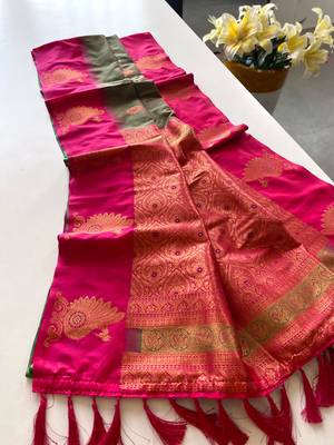 Green dual tone silk sarees with zari weaves contrast pallu & designer border 5