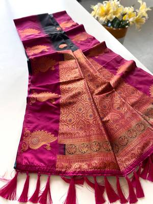 Black dual tone silk sarees with zari weaves contrast pallu & designer border 5