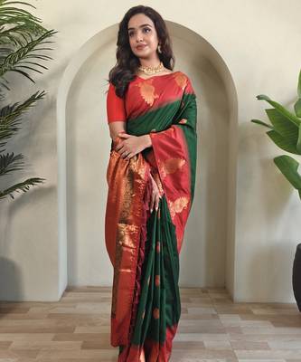 Green dual tone silk sarees with zari weaves contrast pallu & designer border 3