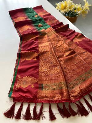 Green dual tone silk sarees with zari weaves contrast pallu & designer border 5