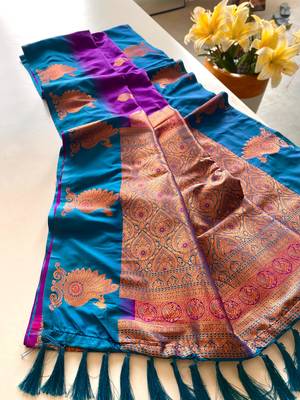 Purple dual tone silk sarees with zari weaves contrast pallu & designer border 5