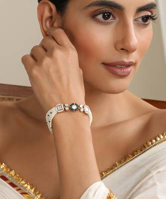 Gold plated white pearls bracelet 1