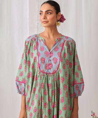 Green cotton embroidered kurta set 4