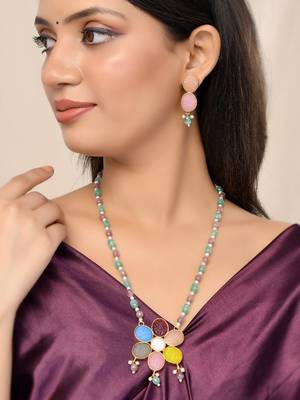 Gold-plated kundan-studded & beaded jewellery set 1