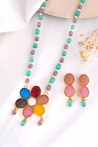 Gold-plated kundan-studded & beaded jewellery set
