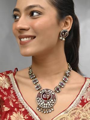 Gold-plated kundan-studded & beaded jewellery set 1