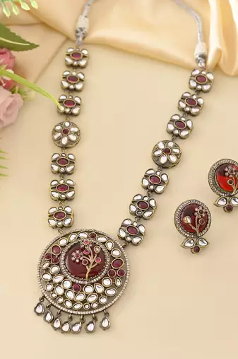 Gold-plated kundan-studded & beaded jewellery set