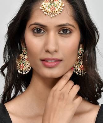 Women gold-plated red & white kundan studded maang tikka with earrings 1