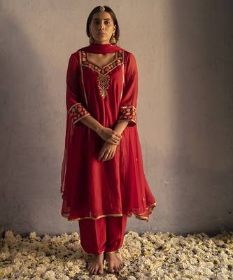 Red chanderi embroidered kurta set 1