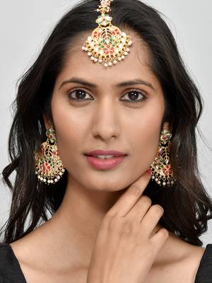 Women gold-plated red & white kundan studded maang tikka with earrings 1