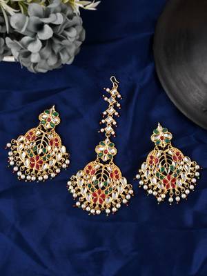 Women gold-plated red & white kundan studded maang tikka with earrings 2