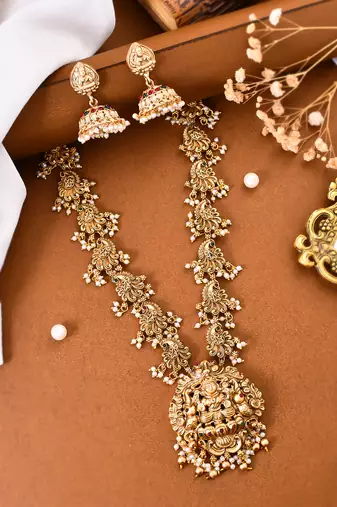 Gold tone beautifully crafted temple necklace with earrings