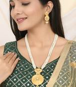 Gold-plated pearl beaded necklace with floral pendant