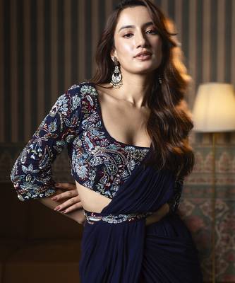 Navy blue georgette plain saree with embroidered blouse & belt 3