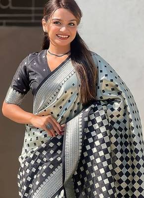 Black silk blend saree with blouse 5