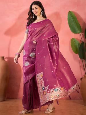 Pink silk blend jacquard saree with unstitched blouse piece 2