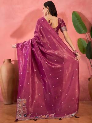 Pink silk blend jacquard saree with unstitched blouse piece 3
