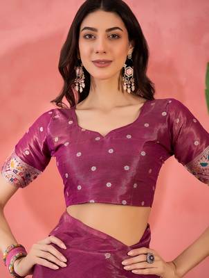 Pink silk blend jacquard saree with unstitched blouse piece 4