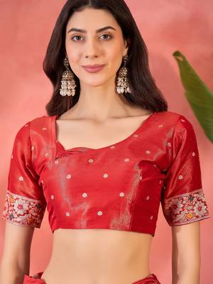 Red silk blend jacquard saree with unstitched blouse piece 4