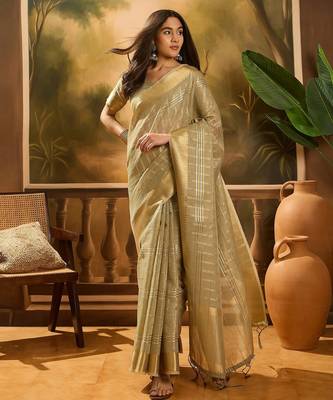 Pista organza jacquard saree with unstitched blouse piece 1
