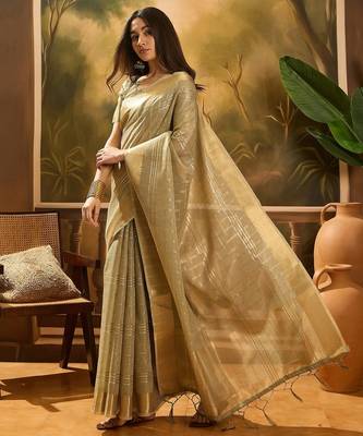 Pista organza jacquard saree with unstitched blouse piece 2