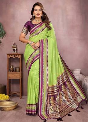 Parrot Green Color Zari Weaving Handloom Kalamkari Silk Saree 3
