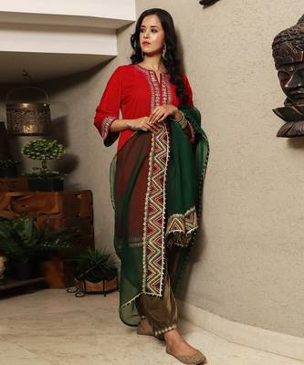 Fuschia pink embroidered velvet kurta set with velvet harem pants & dupatta 2