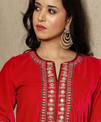 Fuschia pink embroidered velvet kurta set with velvet harem pants & dupatta 3