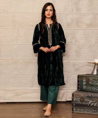 Dark green embroidered velvet silk kurta with mashru silk pants 2