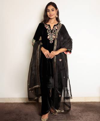 Black embroidered velvet kurta set with salwar and organza dupatta 1