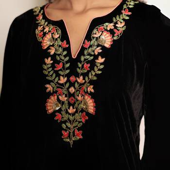 Black embroidered velvet kurta set with salwar and organza dupatta 4
