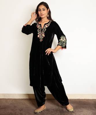 Black embroidered velvet kurta set with salwar 1