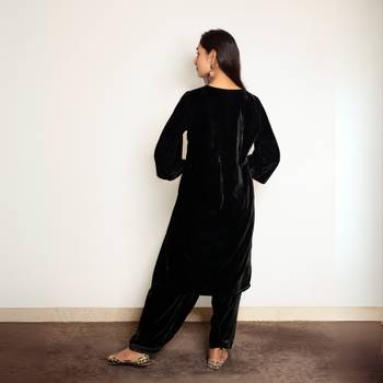 Black embroidered velvet kurta set with salwar 3