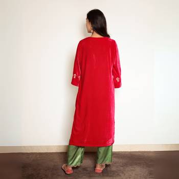 Fuschia pink hand embroidered velvet kurta with mashru silk pants and green dupatta 3