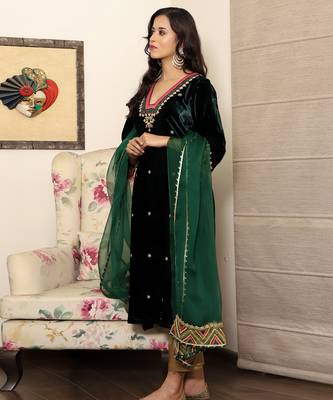 Green embroidered velvet kurta set with mashru silk pants & organza dupatta 2